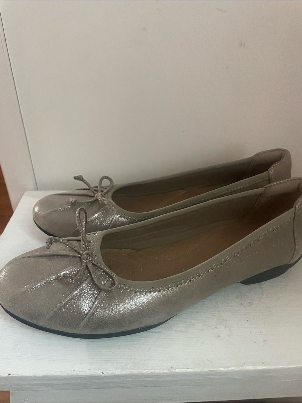 Clark’s Women's Metallic Taupe Ballet Flats with Bow 9.5